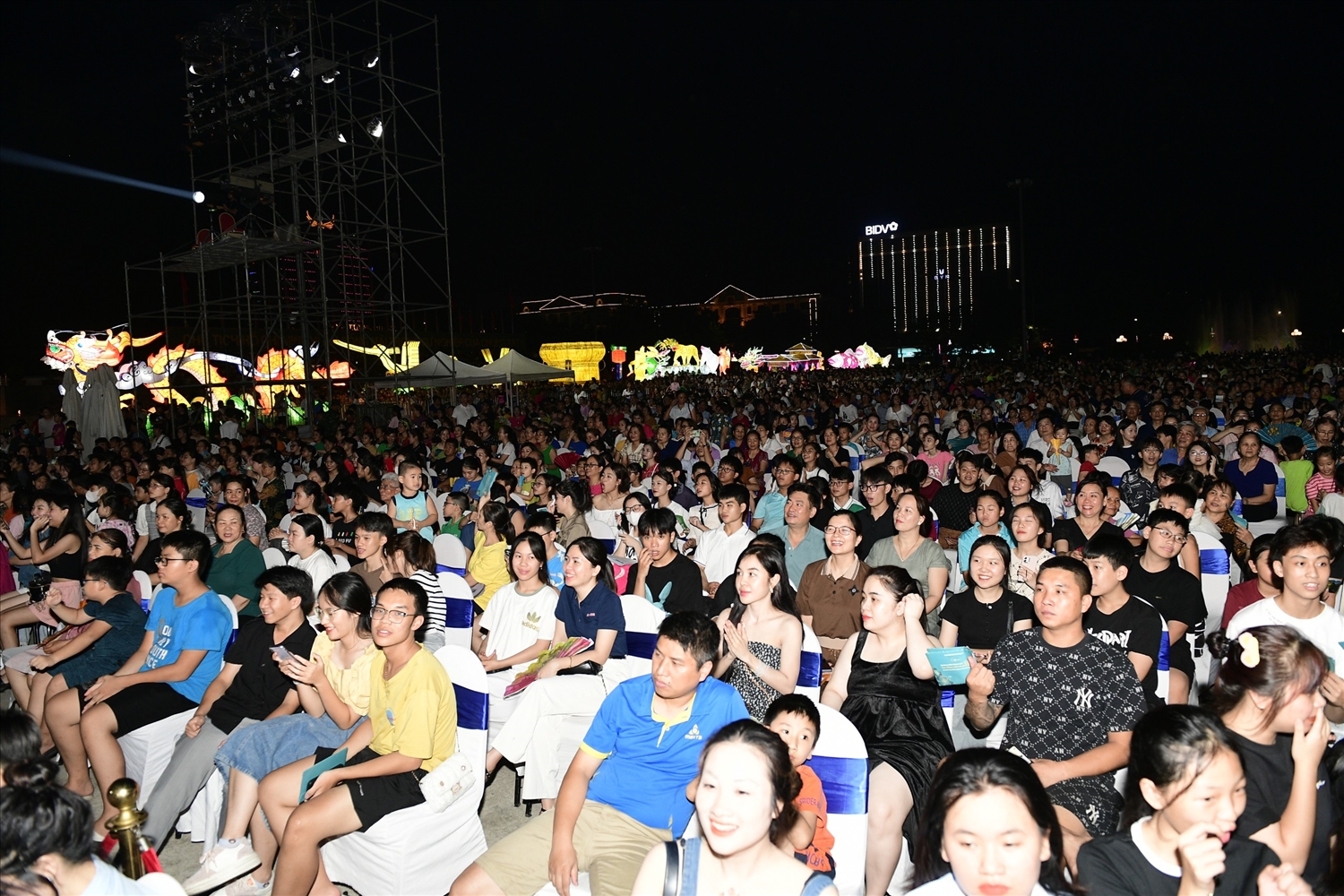 Hàng ngàn du khách trong và ngoài tỉnh tham dự buổi Lễ (Ảnh Nguyễn Việt)