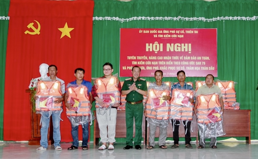 Thiếu tướng Lã Đại Phong trao tặng áo phao và cờ Tổ quốc cho các thuyền viên và chủ tàu trên địa bàn huyện Trần Đề