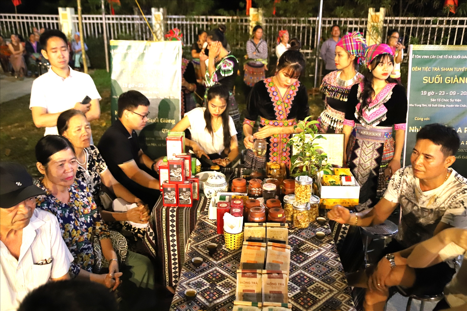 Nhân dân và du khách trong và ngoài tỉnh Yên Bái có dịp được ngồi lại để thưởng thức hương vị của trà Shan tuyết cổ thụ Suối Giàng.