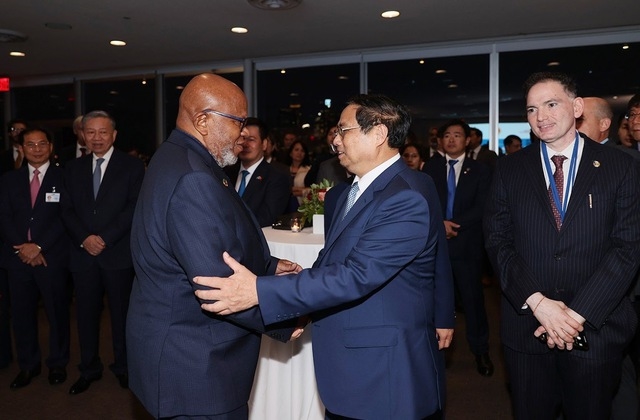 Thủ tướng Chính phủ Phạm Minh Chính và Chủ tịch ĐHĐ LHQ khoá 78 Dennis Francis tại buổi lễ - Ảnh: VGP/Nhật Bắc