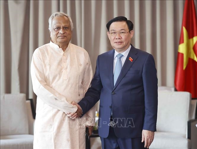 Chủ tịch Quốc hội Vương Đình Huệ tiếp Chủ tịch Đảng Cộng sản Bangladesh Shah Alam - Ảnh: TTXVN