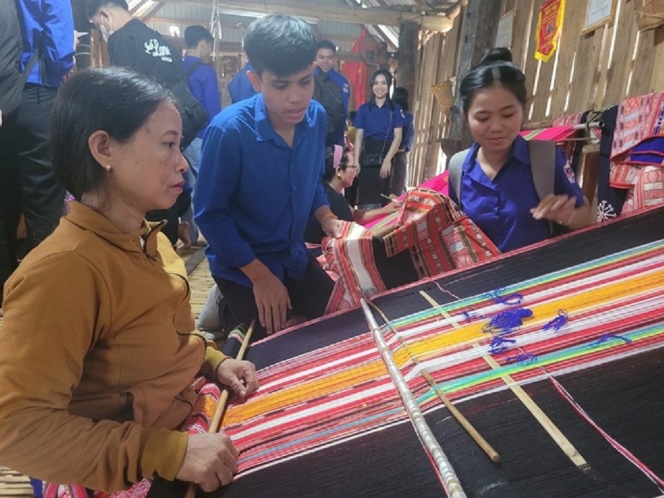 Đoàn viên, thanh niên Lào thăm quan làng dệt thổ cẩm truyền thống của đồng bào DTTS xã Canh Thuận, huyện Vân Canh 