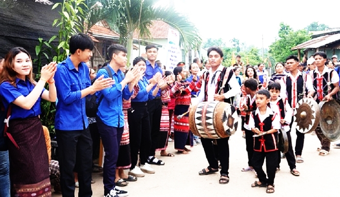 Các đoàn viên, thanh niên Việt Nam - Lào giao lưu văn hóa với người dân xã Canh Thuận, huyện Vân Canh