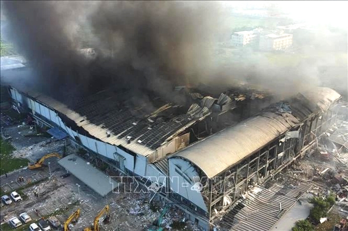 Khói vẫn bốc lên từ hiện trường vụ cháy nổ nhà máy ở Bình Đông, Đài Loan, Trung Quốc, ngày 23/9/2023. Ảnh: AFP/TTXVN