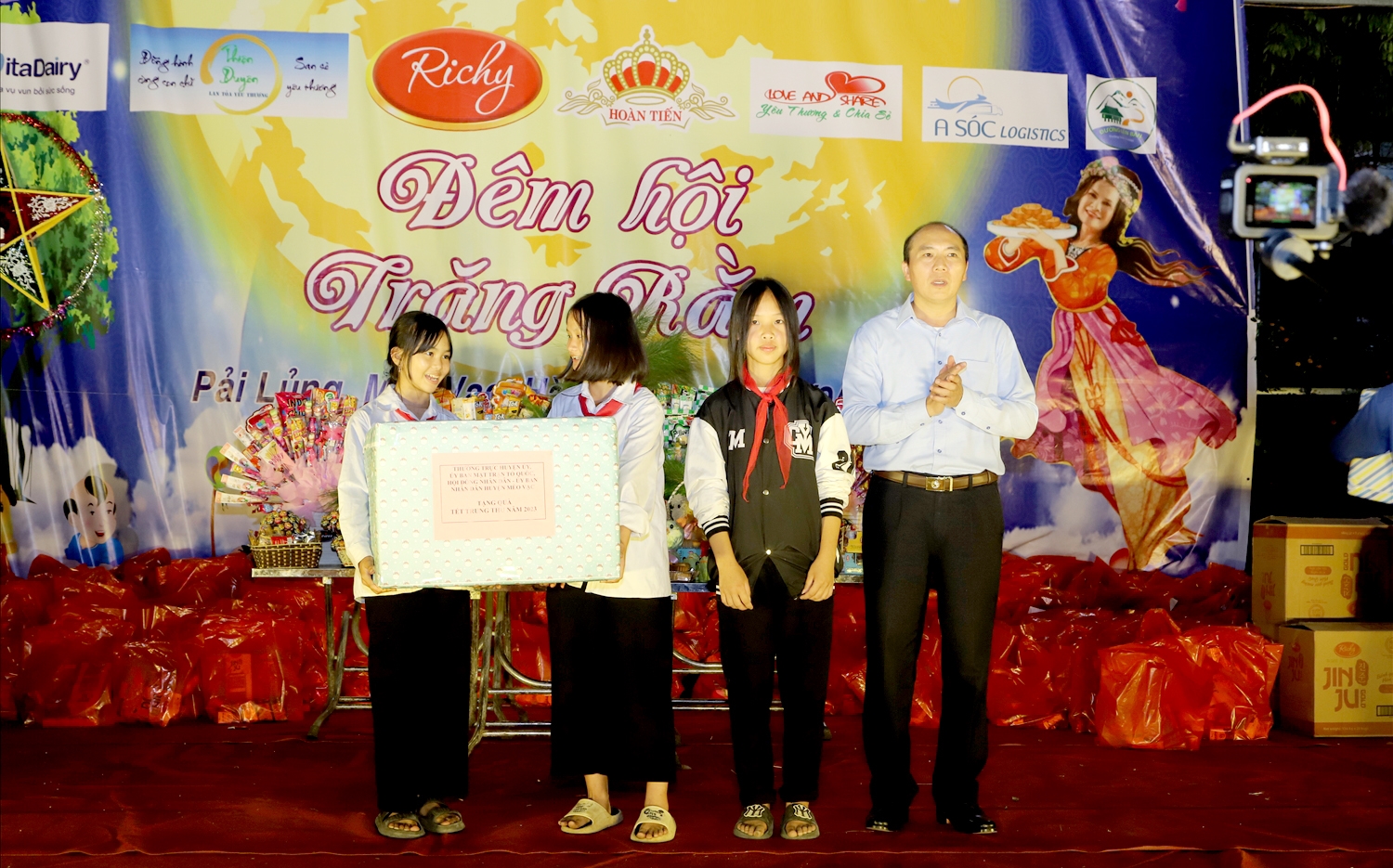 Lãnh đạo huyện Mèo Vạc tặng quà trung thu cho học sinh liên trường xã Pải Lủng