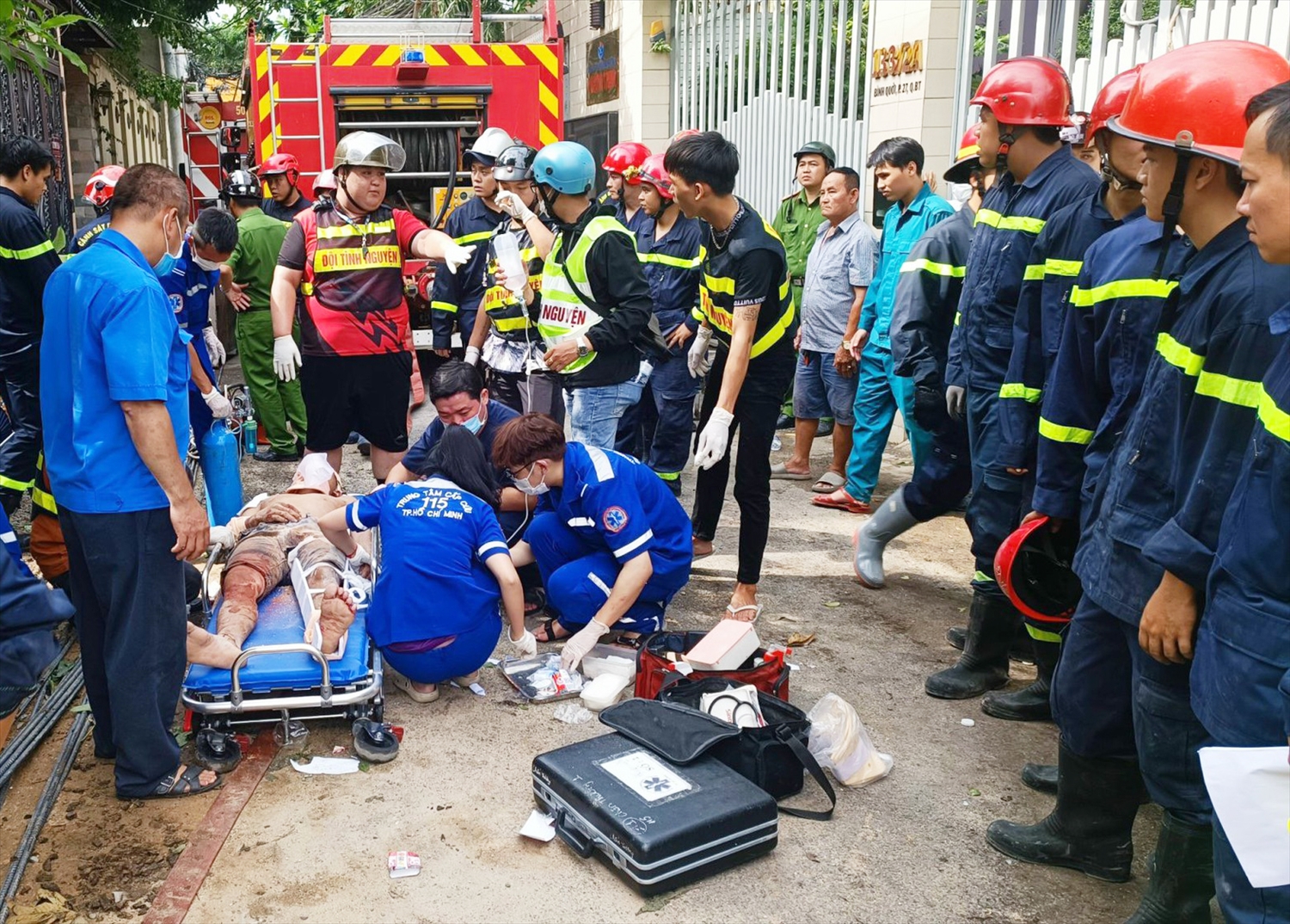 Các lực lượng cứu hộ sơ cứu cho một nạn nhân bị thương vụ sập nhà trước khi chuyển vào bệnh viện. (Ảnh: PC07 cung cấp)