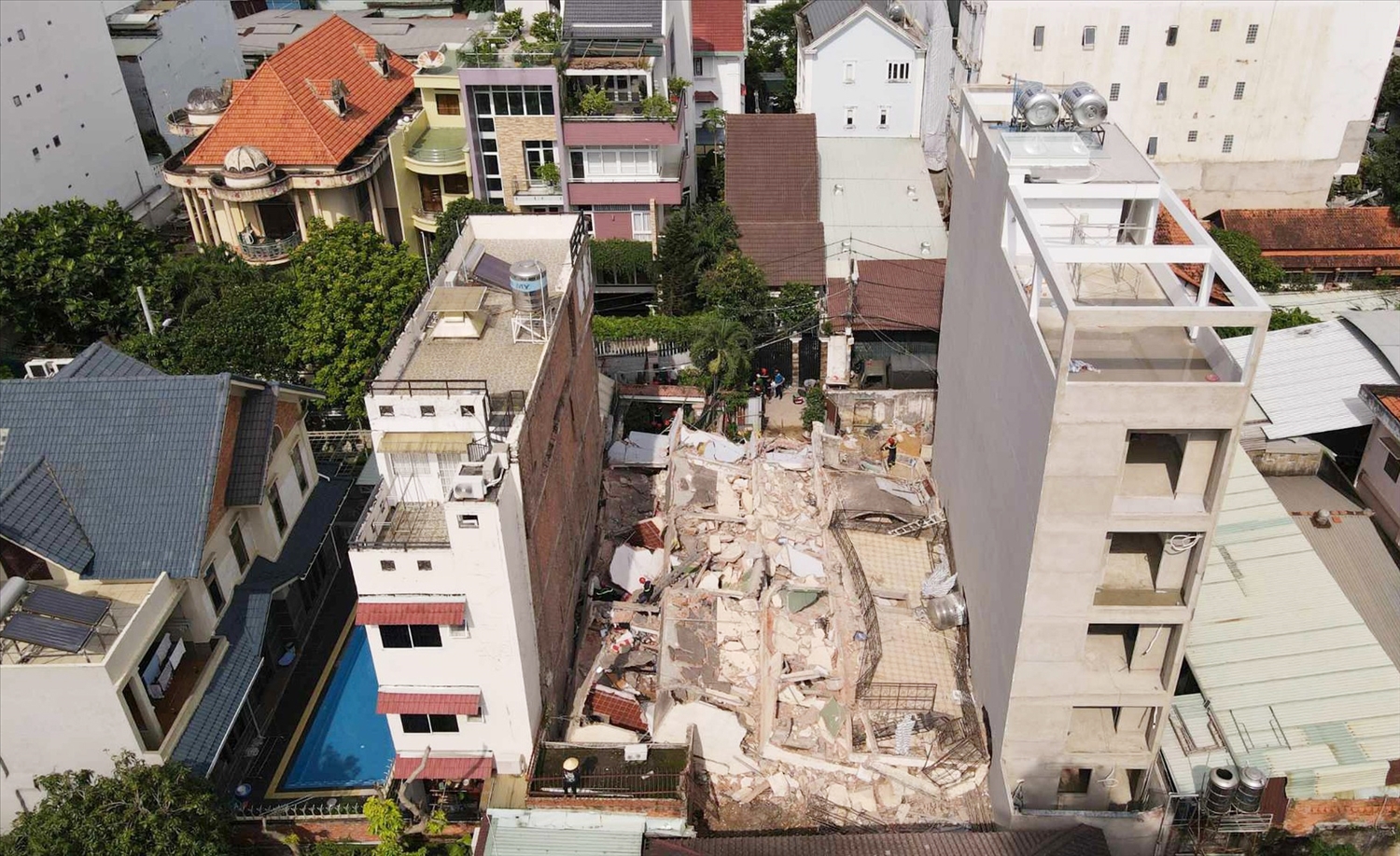 Hiện trường căn nhà 4 tầng đổ sập hoàn toàn sau tiếng nổ lớn đang được điều tra, làm rõ. (Ảnh: VietnamNet)