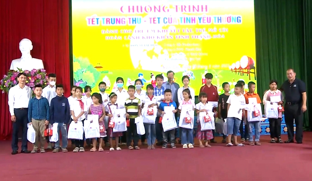 Đại diện lãnh đạo các sở, ngành tỉnh Thanh Hóa và nhà tài trợ trao quà cho học sinh
