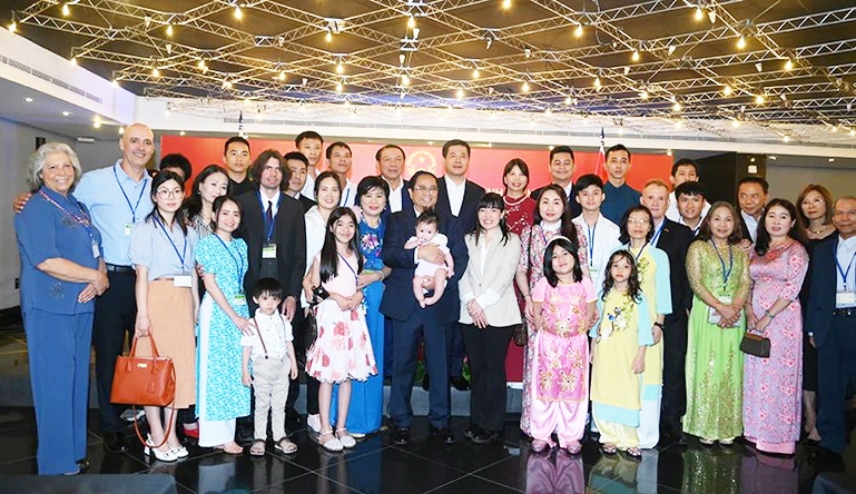 Thủ tướng Phạm Minh Chính chụp ảnh lưu niệm với bà con 