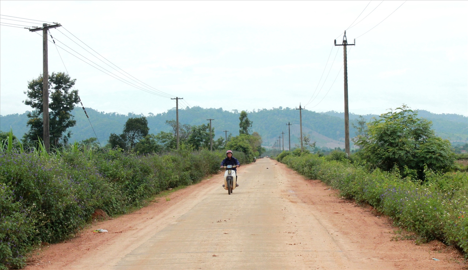 Trên địa bàn huyện Ea Kar, có nhiều con đường được xây dựng từ nguồn vốn Chương trình 135, tạo thuận lợi cho việc đi lại và giao thương hàng hóa nông sản của người dâni