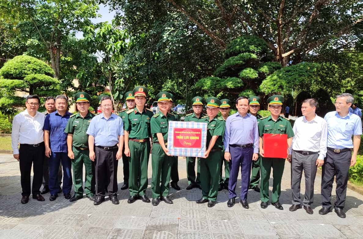 Cán bộ chiến sĩ Đồn Biên phòng Pò Hèn và Biên phòng Quảng Ninh nhận quà và chụp ảnh lưu niệm cùng Đoàn công tác Chính phủ