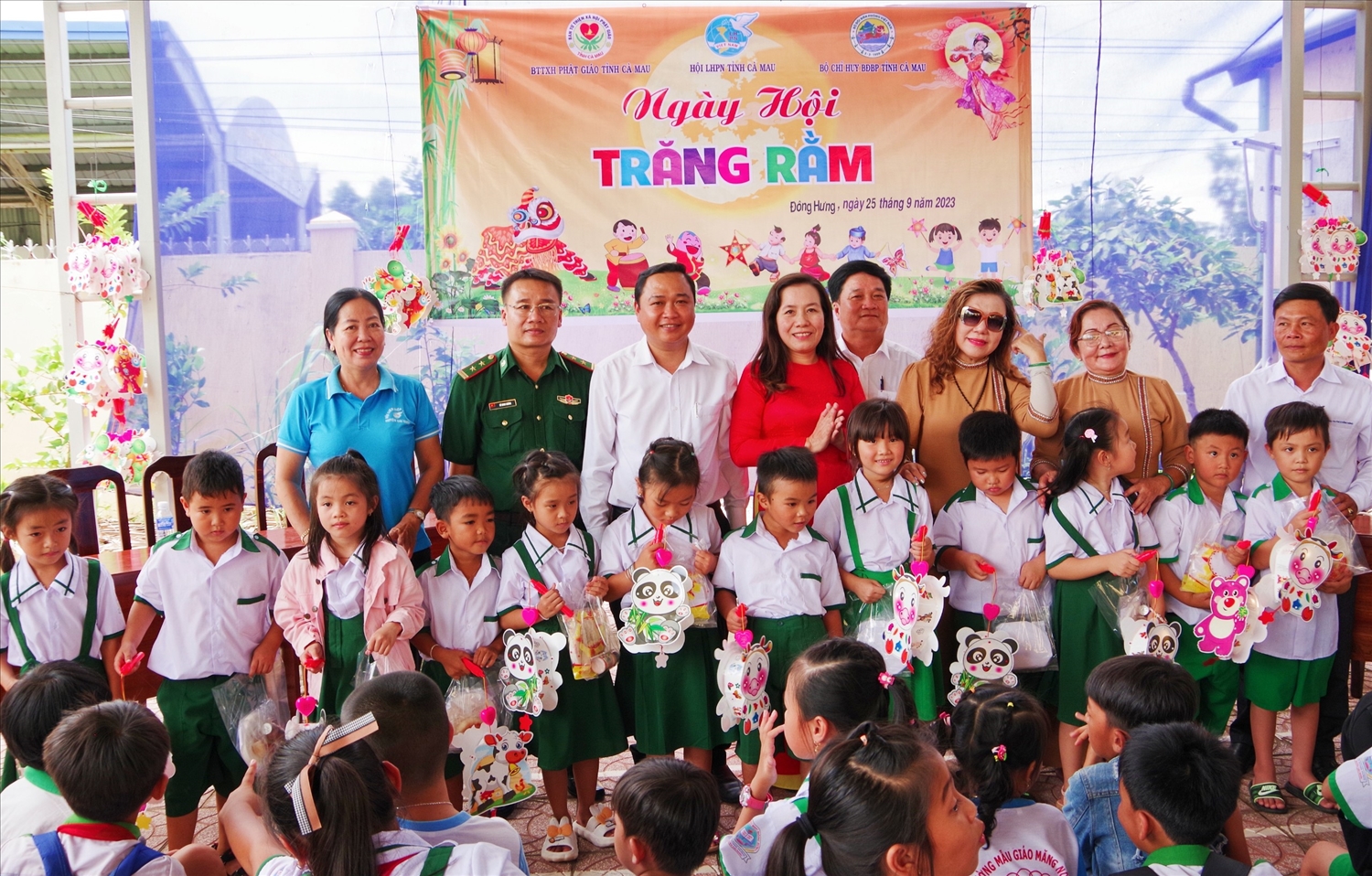 BĐBP tỉnh và Hội LHPN tỉnh Cà Mau tặng những phần quà Tết Trung thu cho các em học sinh trường Tiểu học 2 Đông Hưng