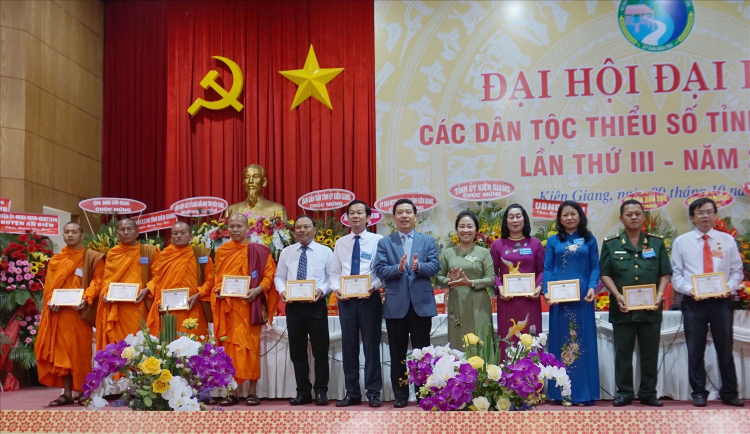 Ban tổ chức trao kỷ niệm chương trao Kỷ niệm chương “Vì sự nghiệp phát triển các dân tộc” cho các cá nhân tại Đại hội đại biểu các DTTS cấp cấp tỉnh lần thứ III năm 2019 