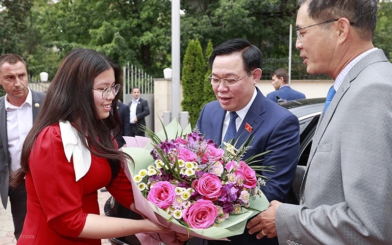 Chủ tịch Quốc hội Vương Đình Huệ gặp gỡ cộng đồng người Việt Nam tại Bulgaria và một số nước trong khu vực.