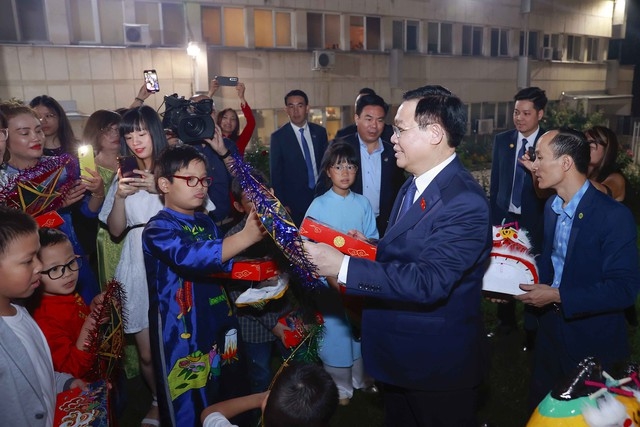 Chủ tịch Quốc hội trao quà Trung thu cho các cháu học sinh - Ảnh: Quochoi.vn