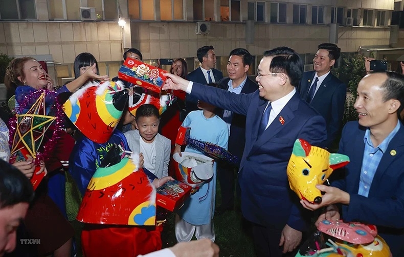 Chủ tịch Quốc hội Vương Đình Huệ tặng quà Trung thu cho các cháu thiếu nhi.