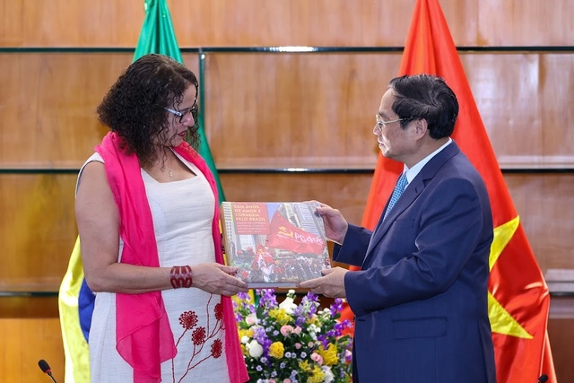 Chủ tịch Đảng Cộng sản Brazil tặng quà kỷ niệm cho Thủ tướng Phạm Minh Chính là cuốn sách viết về Đảng Cộng sản Brazil - Ảnh: VGP/Nhật Bắc