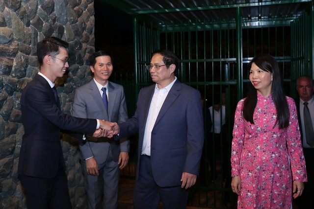 Thủ tướng Chính phủ Phạm Minh Chính thăm và gặp gỡ cán bộ, nhân viên của Đại sứ quán Việt Nam và các cơ quan đại diện của Việt Nam tại Brazil - Ảnh: VGP/Nhật Bắc
