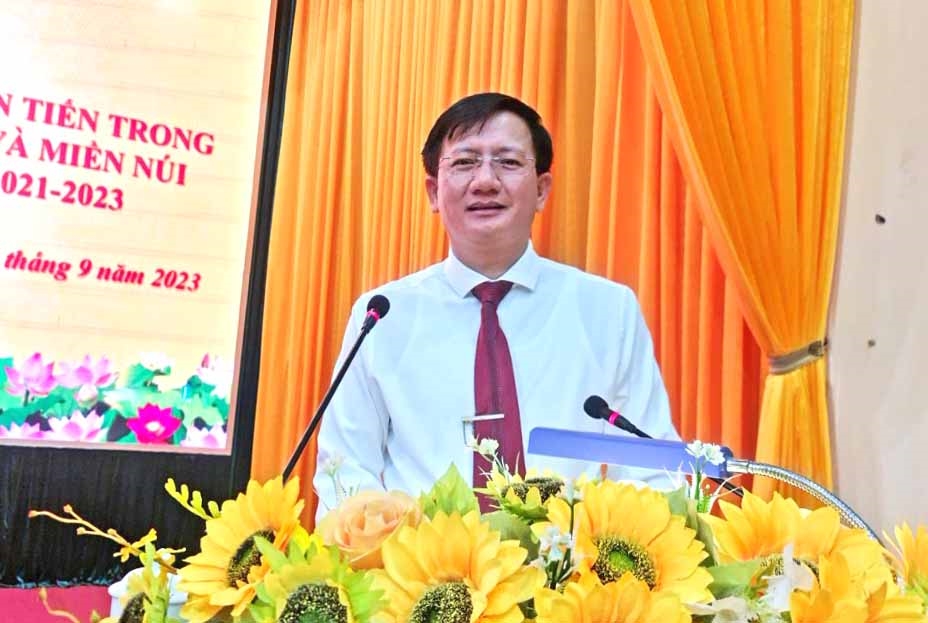 Phó Chủ tịch UBND huyện Lang Chánh Đỗ Văn Cường phát biều khai mạc Hội nghị