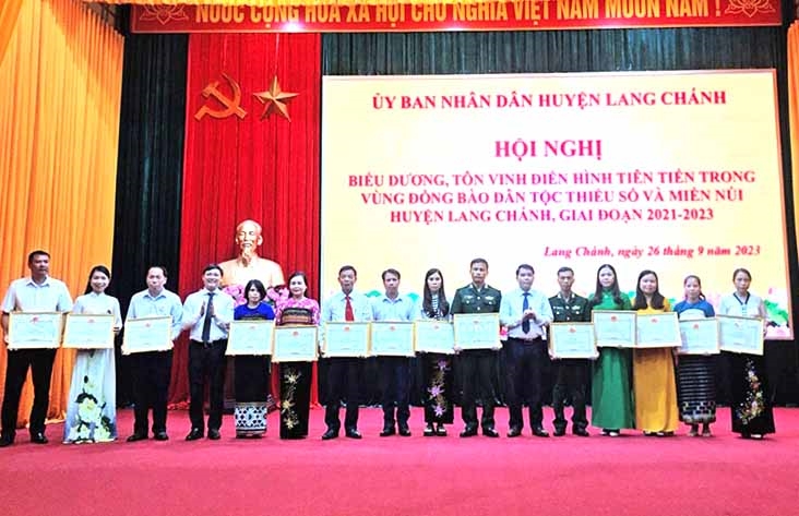 Các cá nhân được Chủ tịch UBND huyện Lang Chánh tặng Giấy khen vì đã có thành tích tiêu biểu, điển hình tiên tiến trong vùng đồng bào DTTS và miền núi huyện Lang Chánh giai đoạn 2021 - 2023