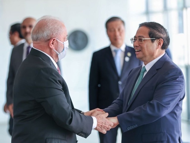 Tổng thống Brazil Luiz Inacio Lula da Silva nhiệt liệt chào mừng Thủ tướng Phạm Minh Chính cùng đoàn đại biểu cấp cao Việt Nam thăm chính thức Brazil - Ảnh: VGP/Nhật Bắc