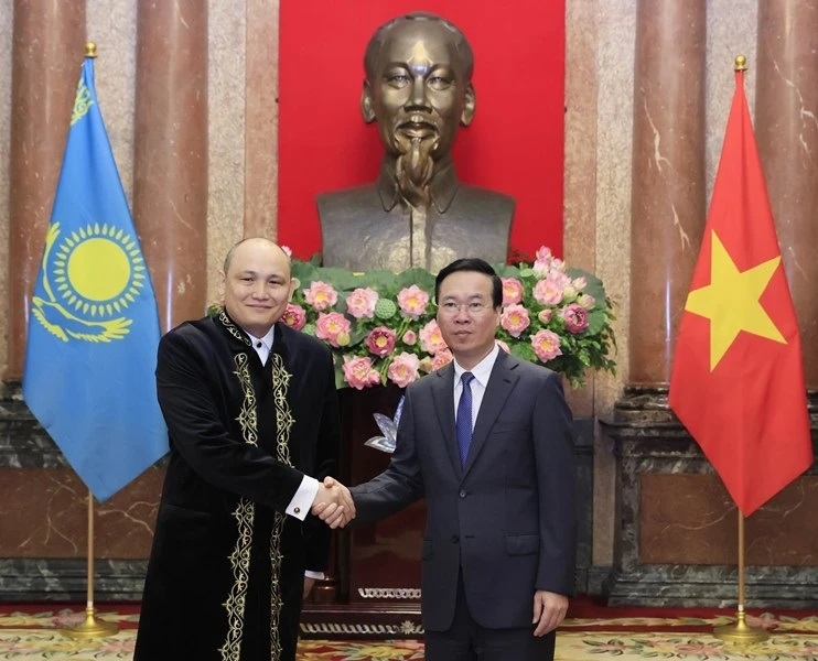 Chủ tịch nước Võ Văn Thưởng với Đại sứ Kazakhstan Kanat Tumysh. (Ảnh: Thống Nhất/TTXVN)