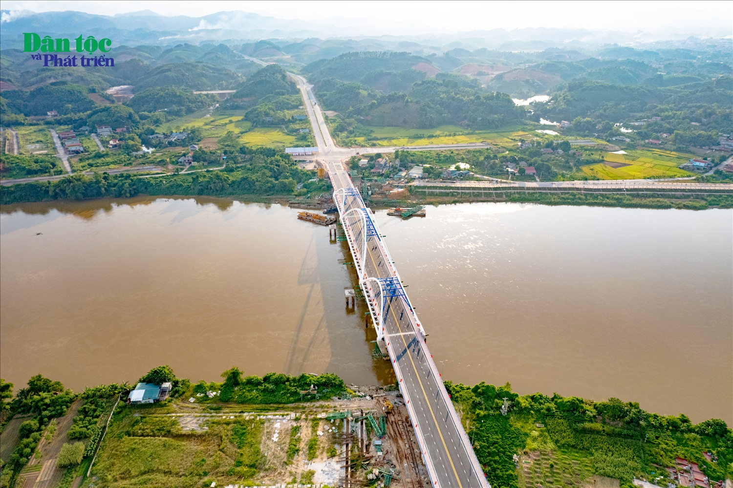 Cây cầu là điểm kết nối quan trọng giữa Quốc lộ 32C và Cao tốc Nội Bài - Lào Cai