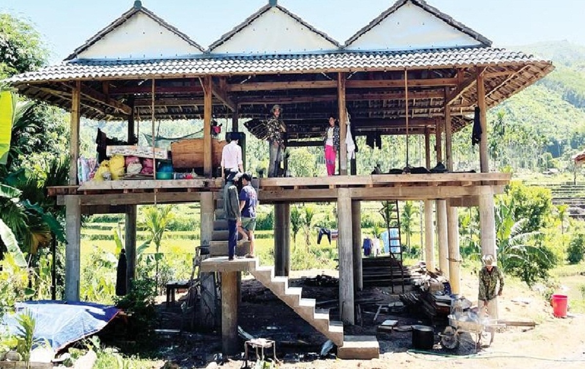Những ngôi nhà sàn kiên cố của người dân ở làng Ra Manh, xã Sơn Long, huyện Sơn Tây