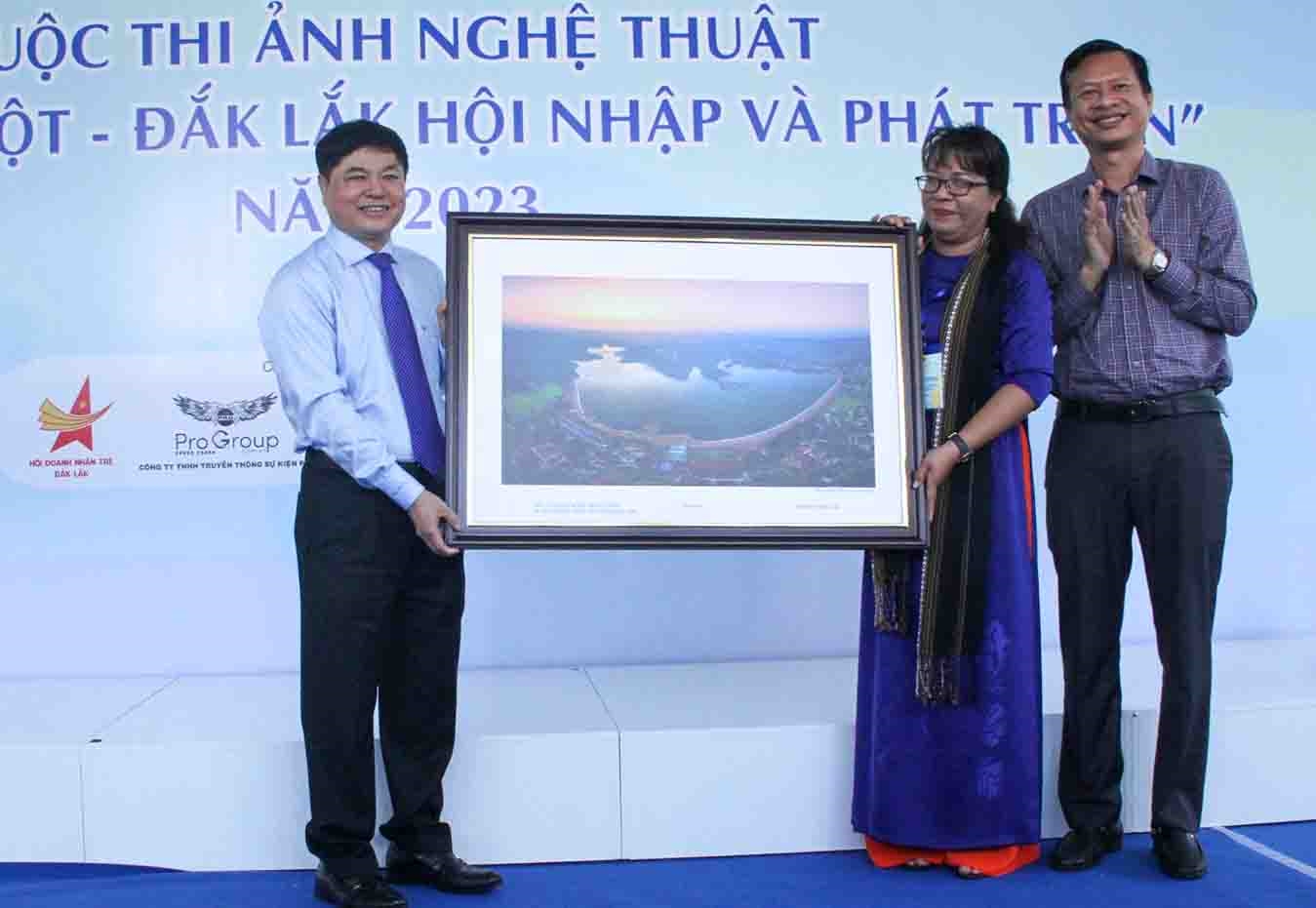 Hội Văn học Nghệ thuật và tặng Tỉnh ủy Đắk Lắk bức ảnh Bình minh trên hồ Ea Kao