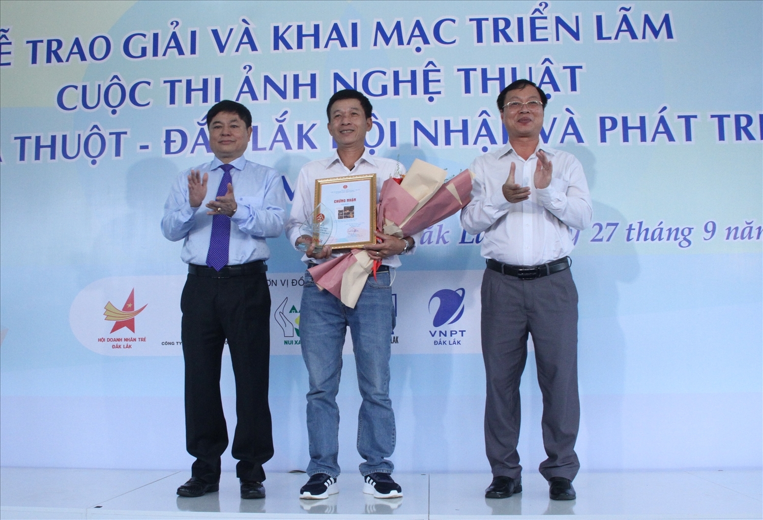 Phó Bí thư Tỉnh ủy Đắk Lắk Phạm Minh Tấn và Phó trưởng Ban Tuyên giáo Tỉnh ủy Huỳnh Chiến Thắng trao giải Nhất cho tác giả Tôn Thất Tuấn Ninh