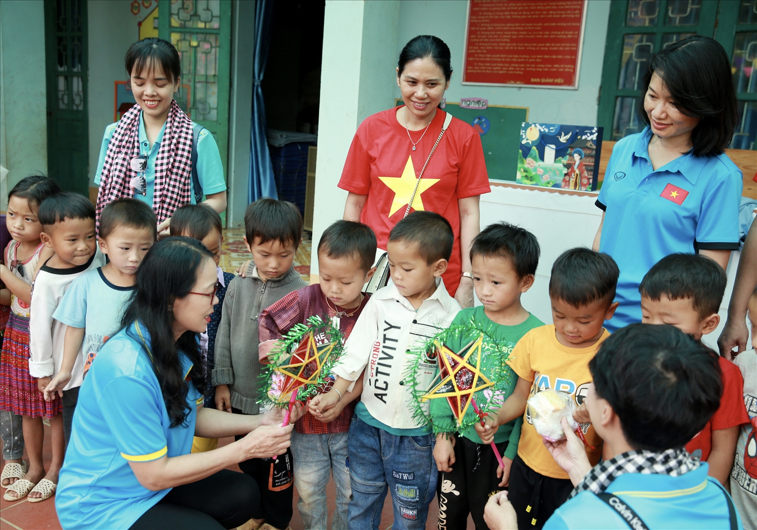 Nguyên Thứ trưởng, Phó Chủ nhiệm UBDT Hoàng Thị Hạnh trao các phần quà cho các em nhỏ DTTS