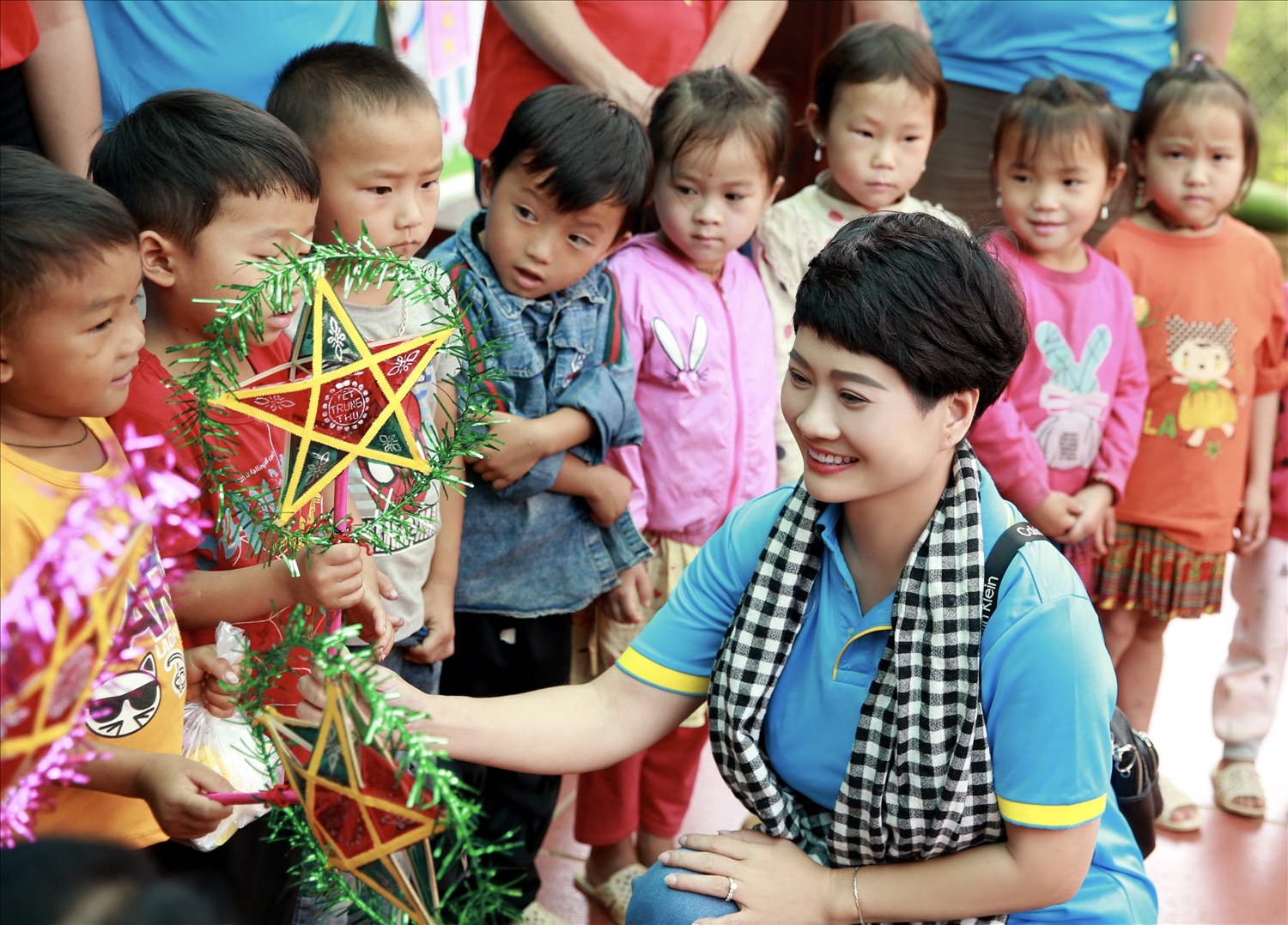 Theo bà Nguyễn Hồng Vân, Giám đốc công ty TNHH Tổng hợp Nguyên Khôi: "Đây là hoạt động thường niên của công ty tại các điểm trường còn khó khăn vùng DTTS, thông qua những chuyến thực tế này góp phần chia sẻ những khó khăn của thầy cô giáo cũng như các em học sinh vùng cao