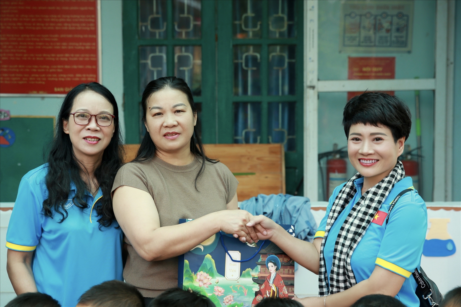 Thay mặt đoàn thiện nguyện, Bà Nguyễn Hồng Vân, Giám đốc công ty TNHH Tổng hợp Nguyên Khôi đã trao số tiền 10.000.000 đồng cho trường mầm non xã Mồ Dề nhân dịp năm học mới góp phần nâng cao đời sống và cơ sở vật chất cho nhà trường.