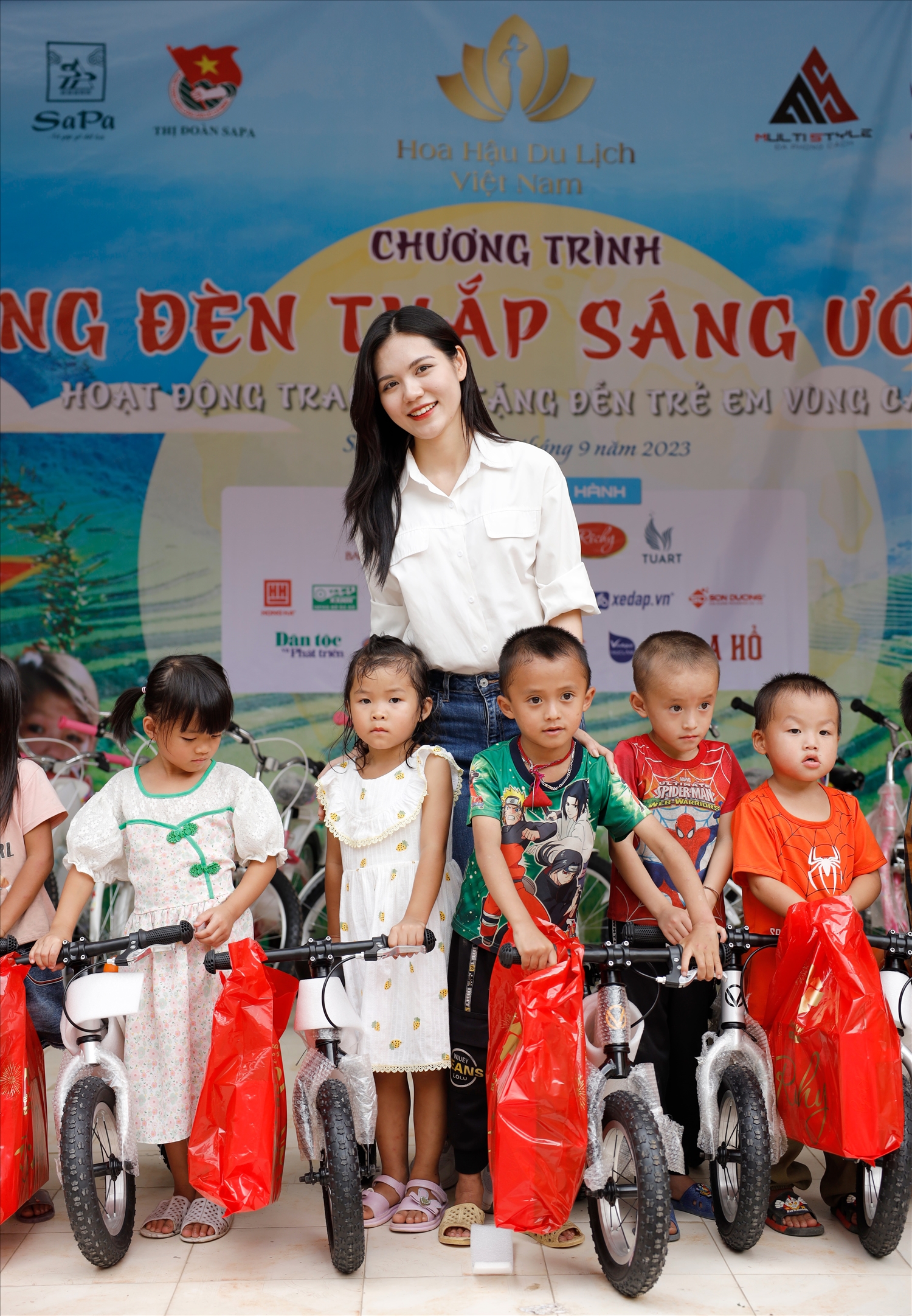 Hoa hậu Du lịch Việt Nam: “Lan tỏa yêu thương” đến trẻ em DTTS vùng cao Tây Bắc