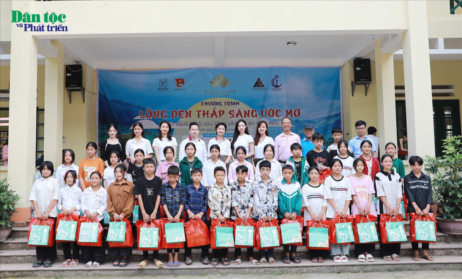 BTC cuộc thi Hoa hậu Du lịch Việt Nam và Hoa Khôi Du lịch Tây Bắc trao quà cho các em học sinh