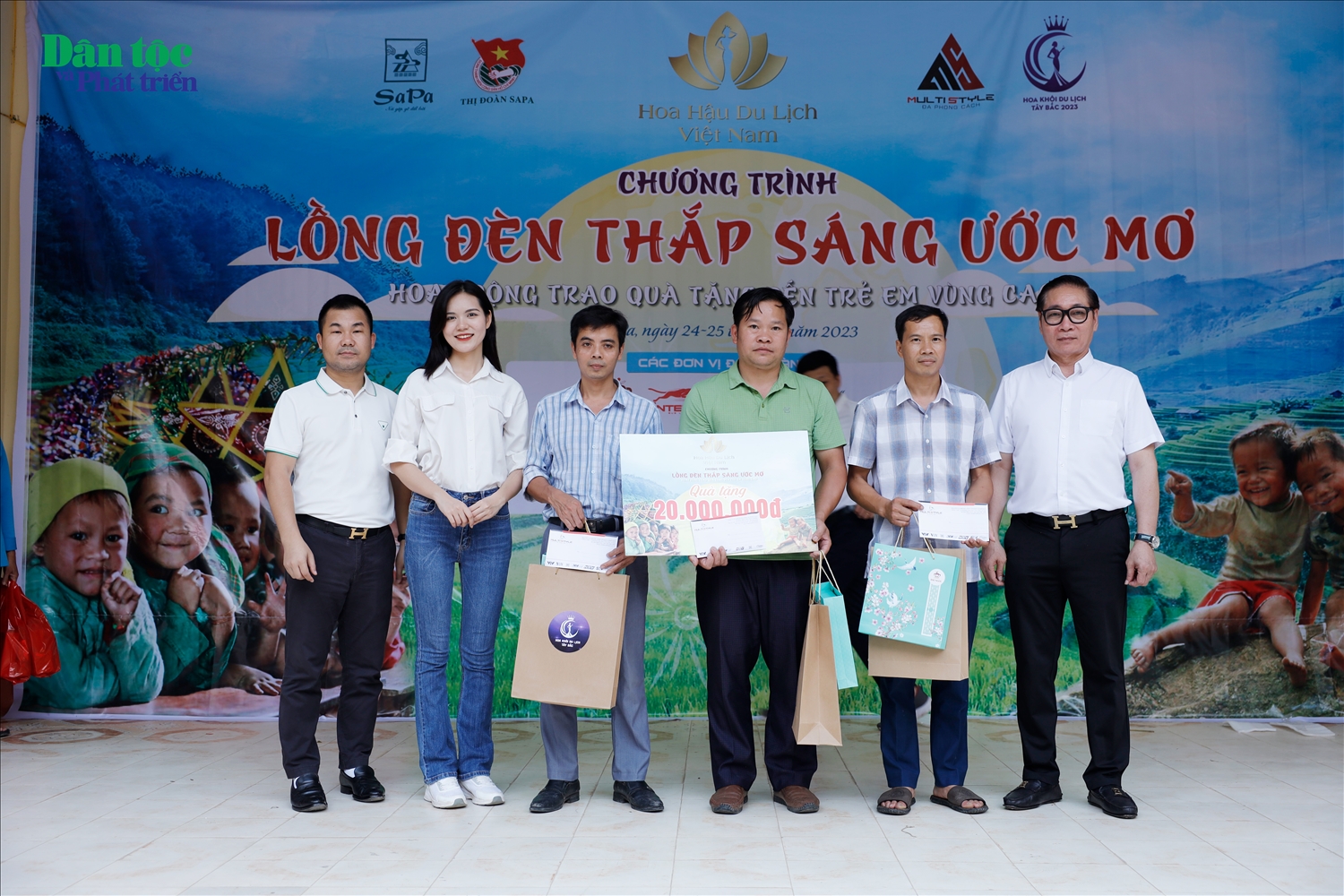 BTC cuộc thi Hoa hậu Du lịch Việt Nam và Hoa Khôi Du lịch Tây Bắc trao quà cho UBND xã Liên Minh và nhà trường