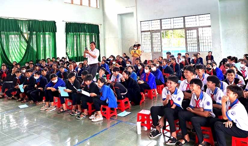 Học sinh Trường PTDT Nội trú THCS M’đrắk tham gia hội nghị