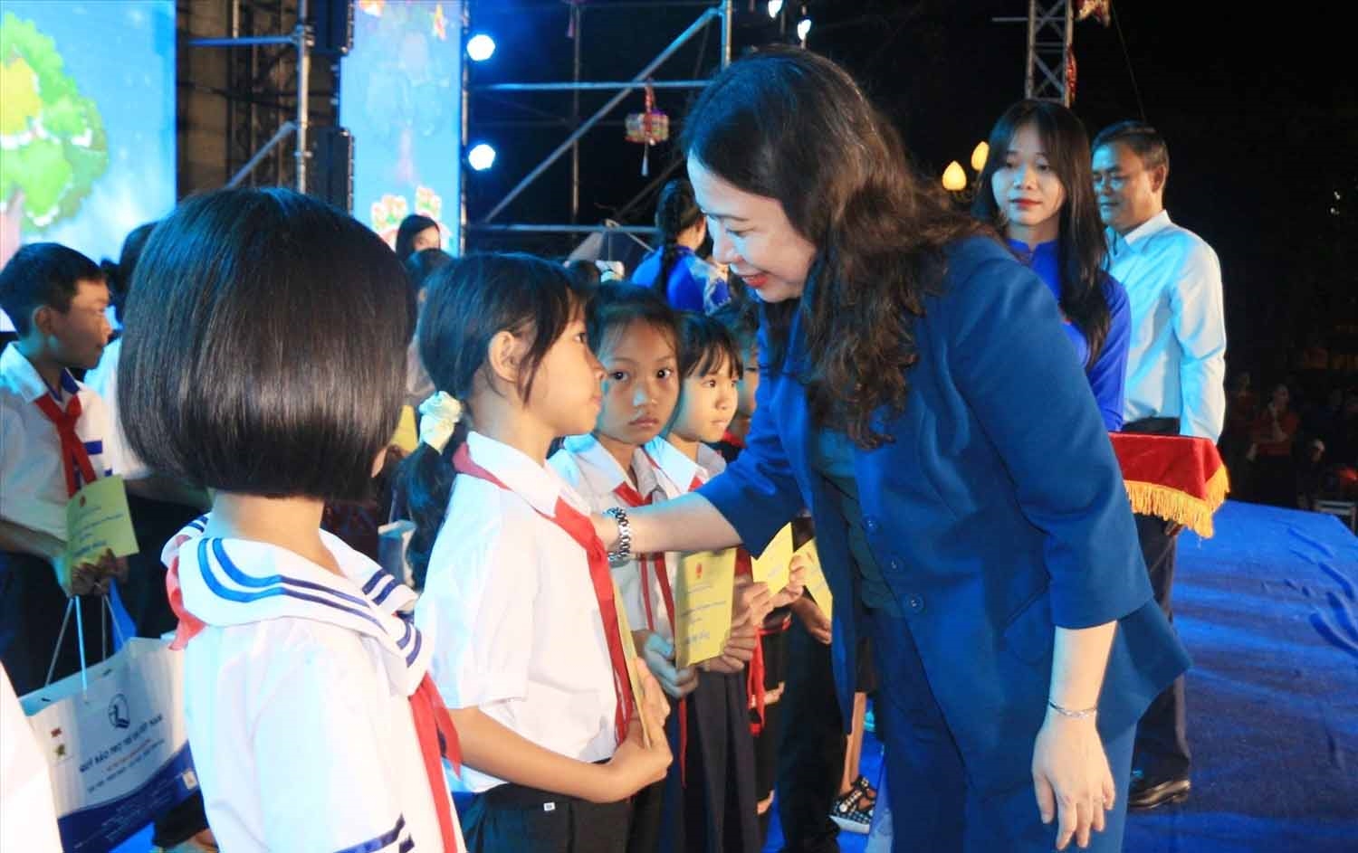 Phó Chủ tịch nước Võ Thị Ánh Xuân ân cần thăm hỏi, tặng quà các em thiếu nhi huyện Ea H’leo