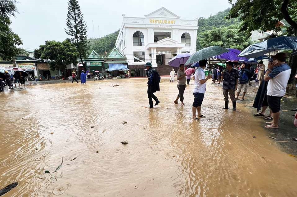 Một góc thị trấn Mường Xén ngập trong nước lũ