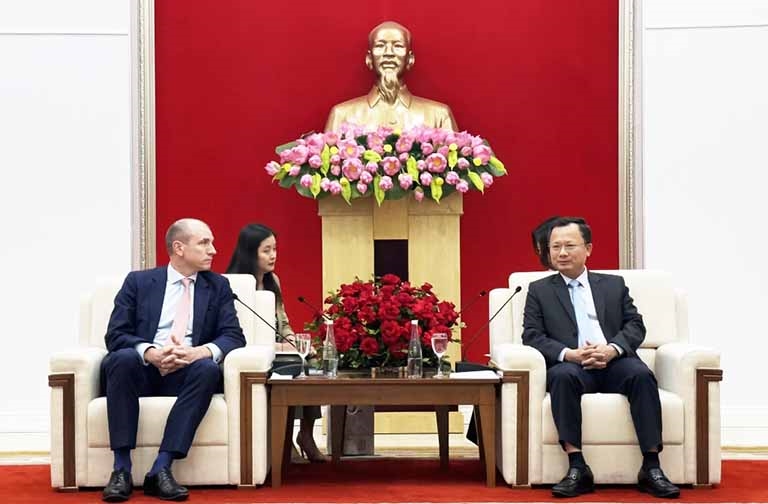 Quyền Chủ tịch UBND tỉnh Quảng Ninh Cao Tường Huy tiếp nhà đầu tư trong lĩnh vực hàng không