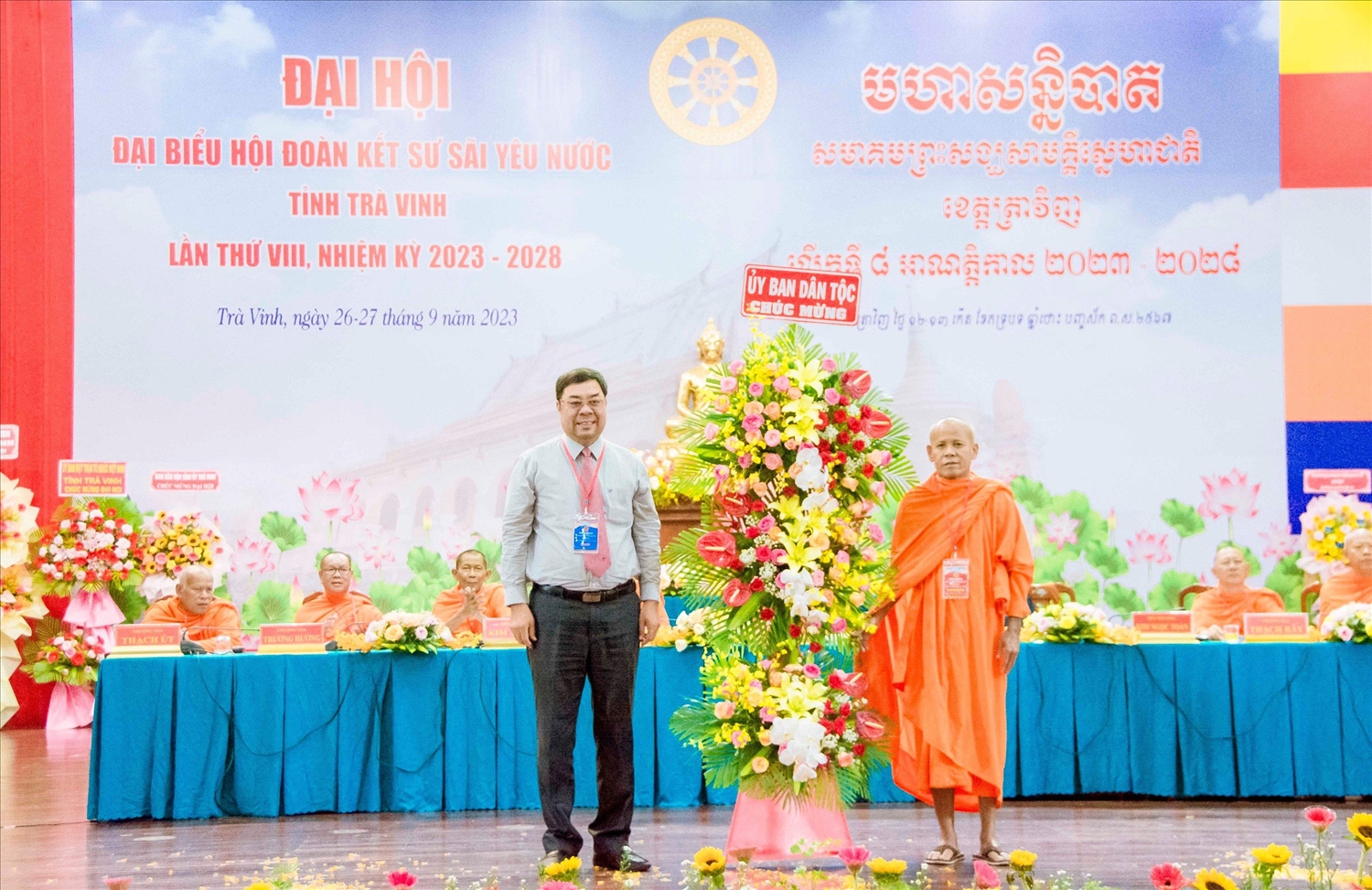 Ông Tào Việt Thắng, Phó Vụ trưởng Vụ Công tác dân tộc địa phương thuộc Ủy ban Dân tộc tặng hoa chúc mừng Đại hội
