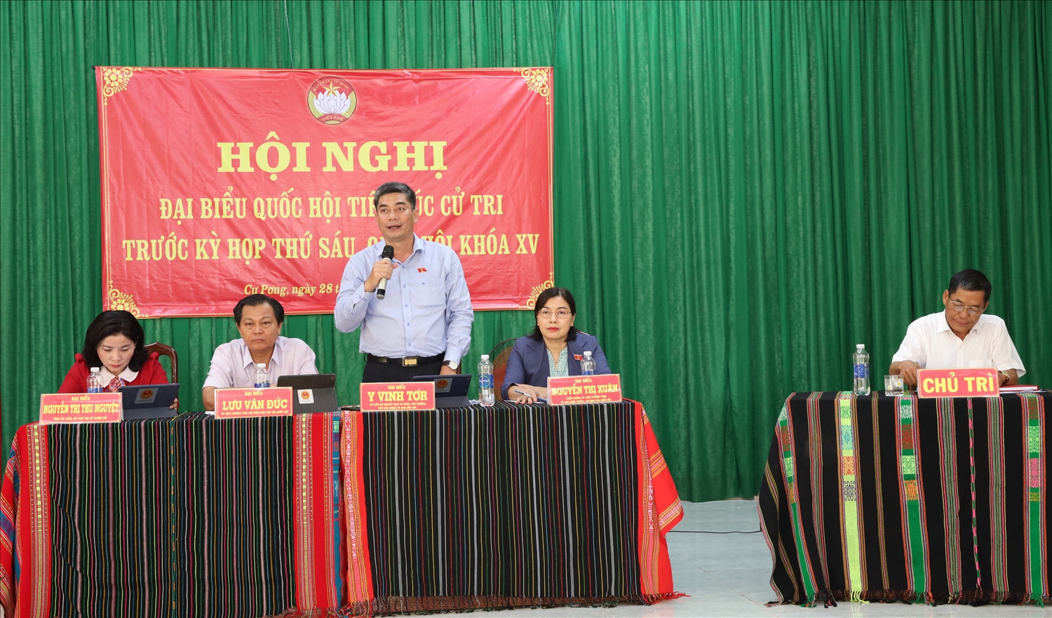 Thứ trưởng, Phó chủ nhiệm Ủy ban Dân tộc Y Vinh Tơr trả lời một nối kiến nghị của cử tri huyện Krông Búk