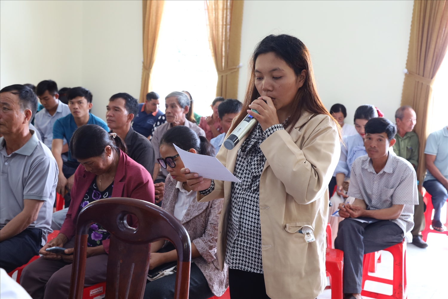 Cử tri H’Oanh Niê Kđăm xã Cư Pơng huyện Krông Búk phản ánh một số nội dung đến đại biểu Quốc hội