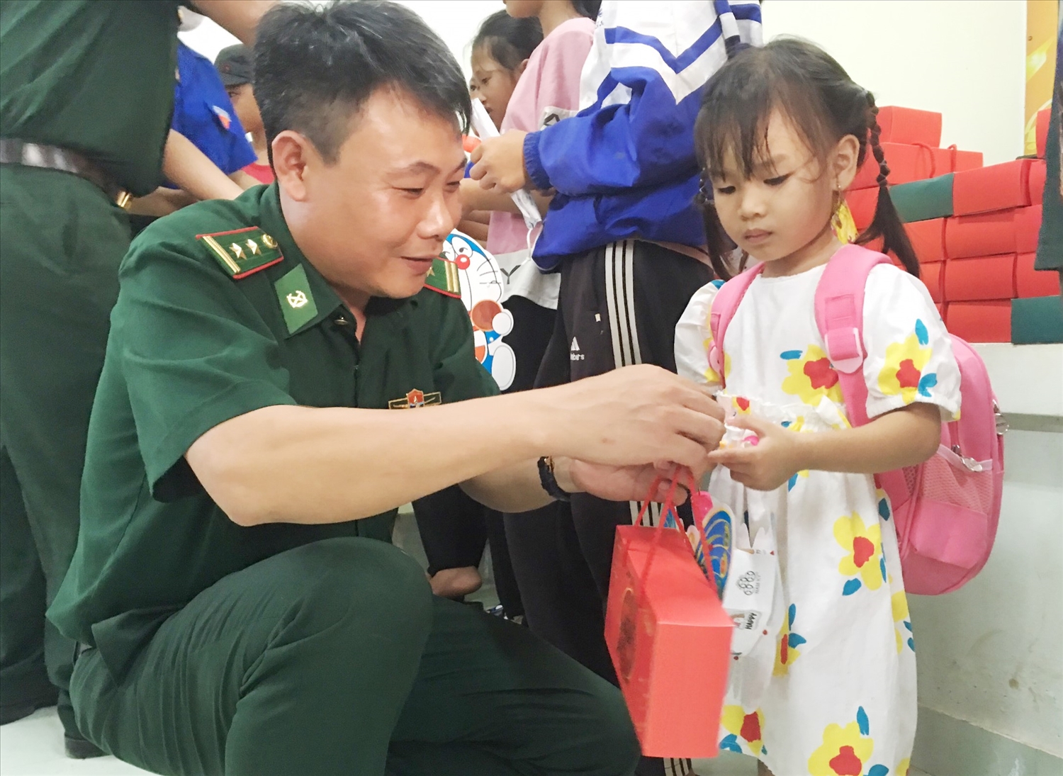Đại diện Đồn Biên phòng Yok M’bre tặng quà cho các em thiếu nhi tại xã Ea Bung (huyện Ea Súp)