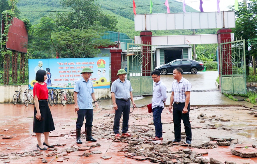 Lãnh đạo UBND huyện Sơn Động kiểm tra ảnh hưởng mưa lớn tại các trường học 