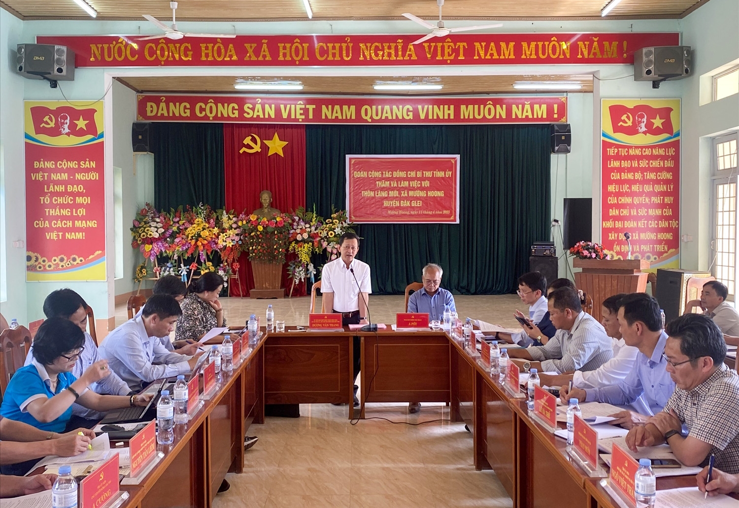 Bí thư Tỉnh ủy Kon Tum Dương Văn Trang thăm, làm việc với Nhân dân thôn Làng Mới, xã Mường Hoong, huyện Đăk Glei