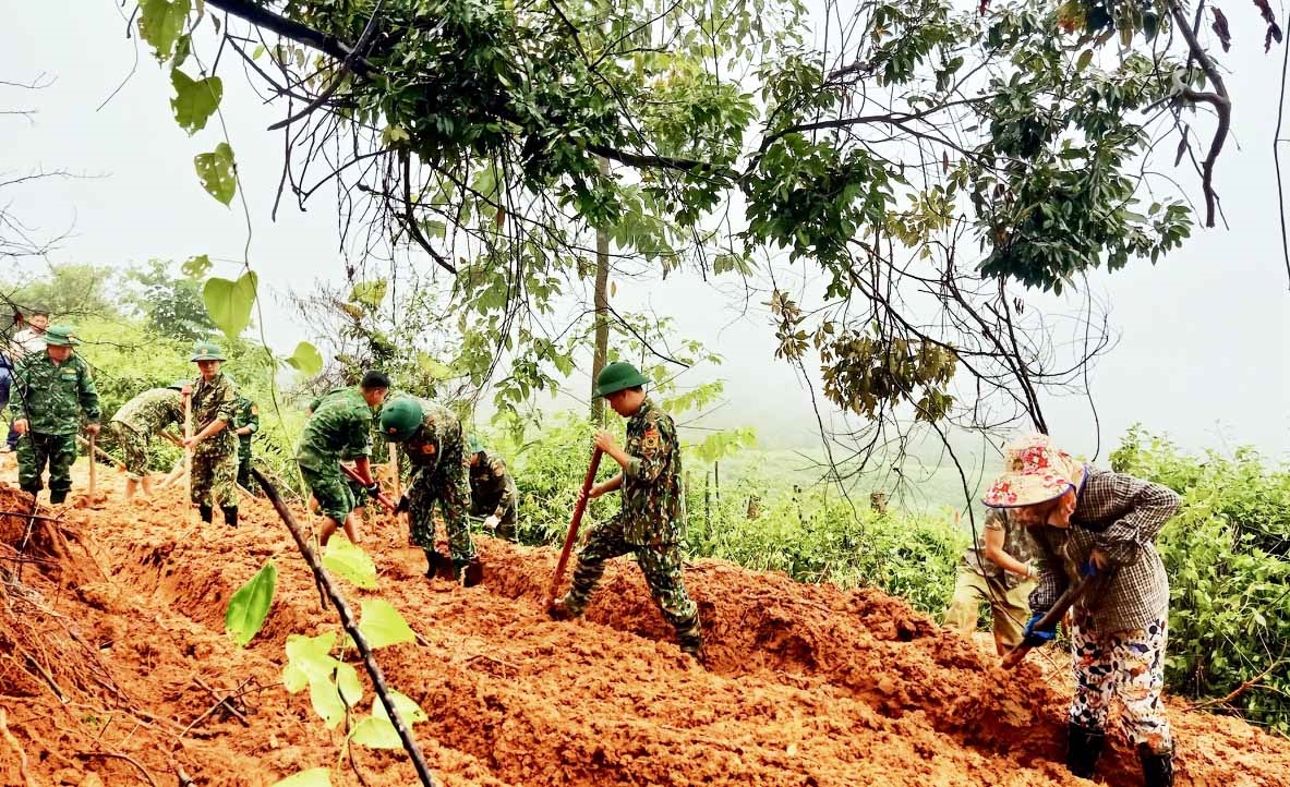 (TIN CTV - ĐÃ BT) Khẩn trương giải tỏa ách tắc giao thông do mưa lũ đoạn tỉnh lộ 543D 6