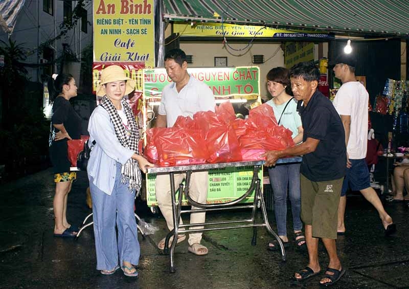 và chuyển đến tận tay các bệnh nhi