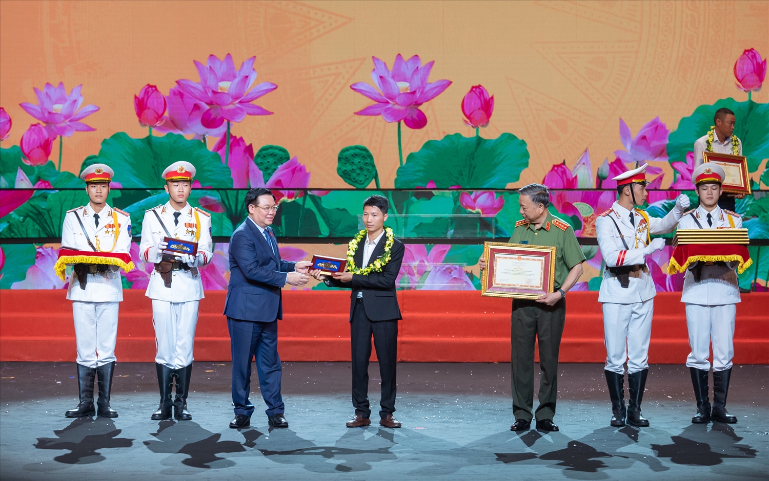 Chủ tịch Quốc hội Vương Đình Huệ trao quà lưu niệm cho các tập thể, cá nhân là điển hình tiên tiến trong phong trào Toàn dân tham gia phòng cháy và chữa cháy.