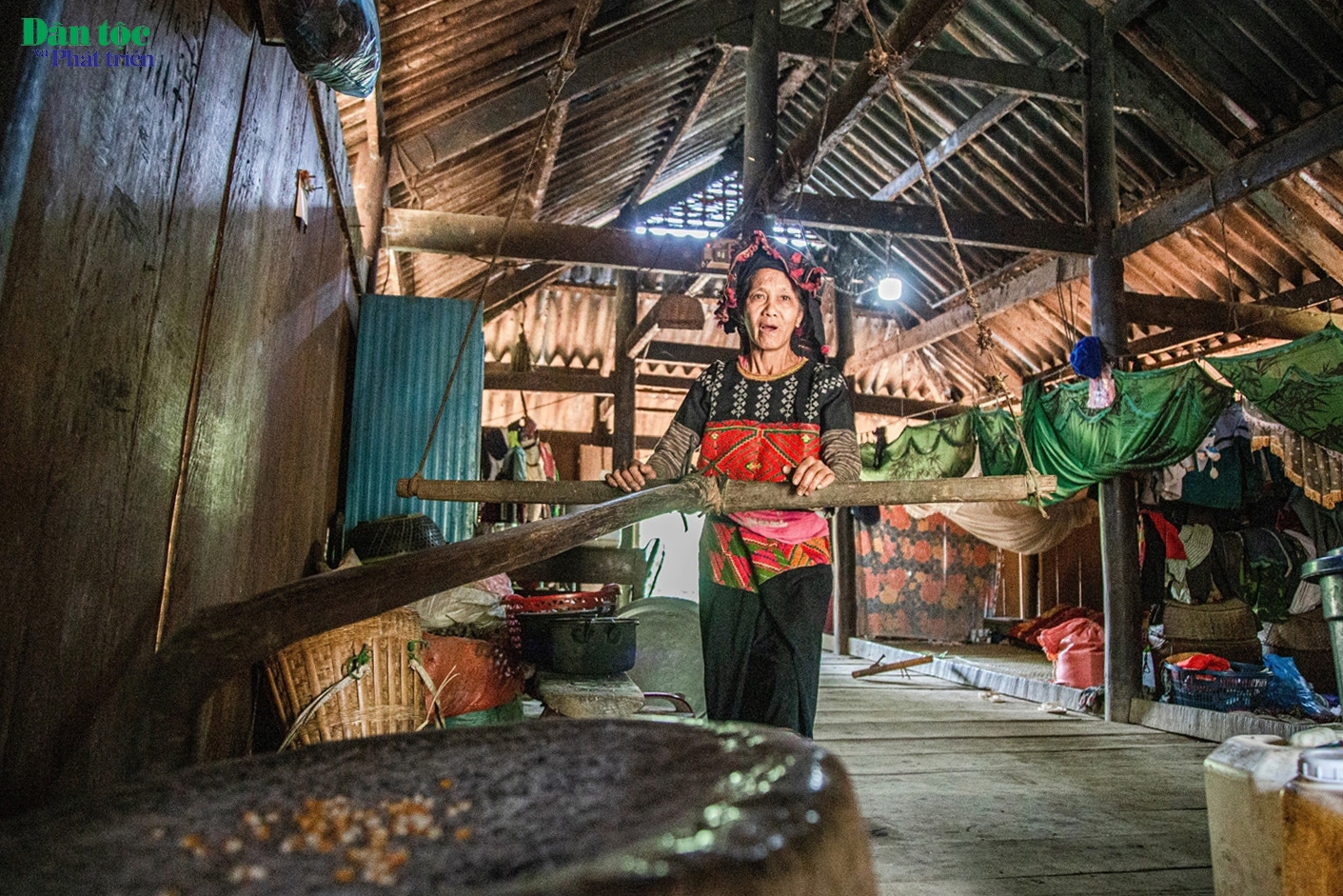 Người Phù Lá ở bản Khua Trá, xã Phình Sáng bên nếp nhà sàn thấp cùng trang phục truyền thống